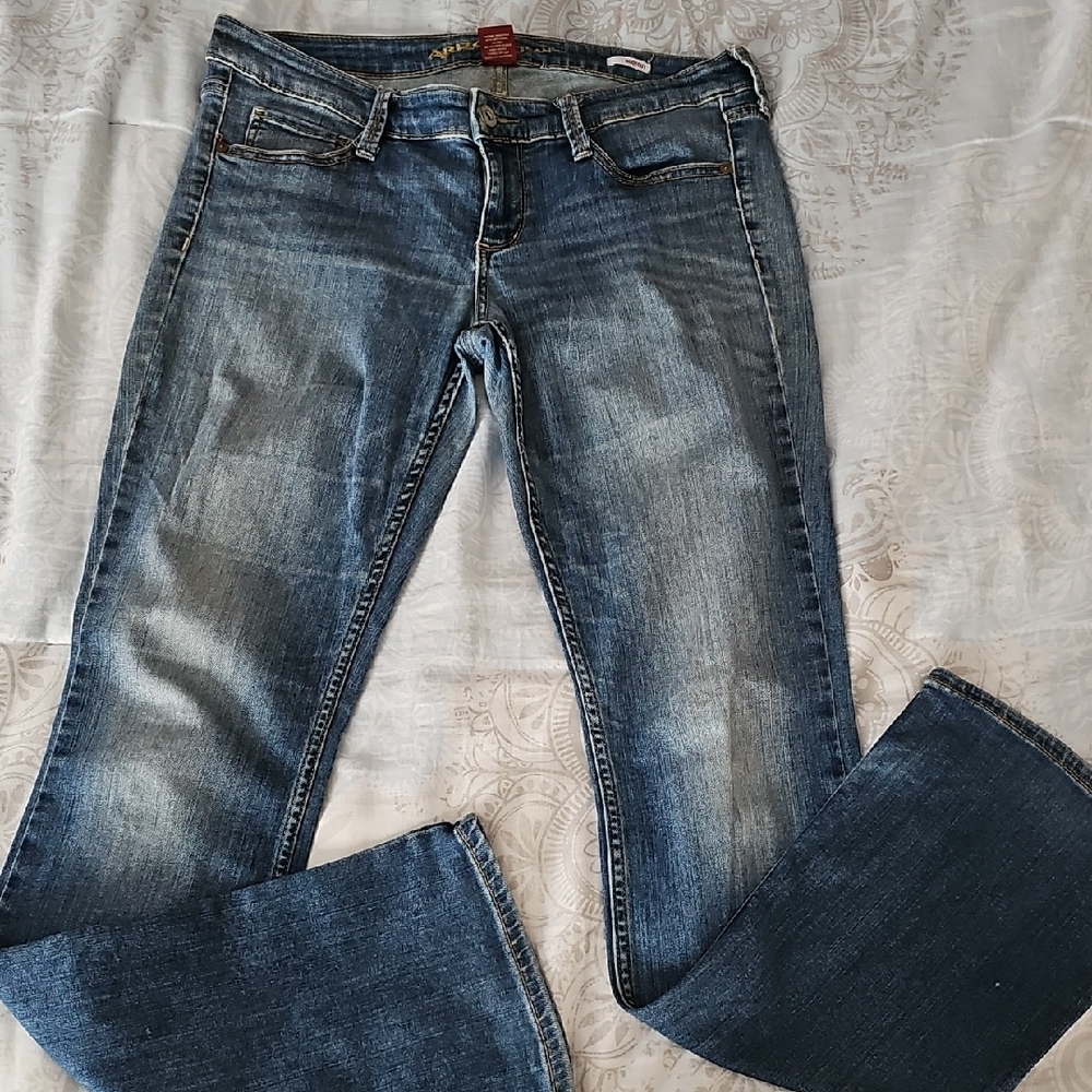 Arizona Jean Company Junior's Size 7 Bootcut Leg Jeans in Distressed Blue